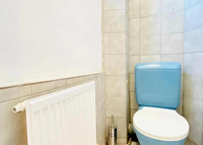 Spacious 5-bedroom For 11 Near Train Station דירה