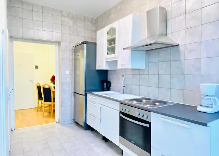 Spacious 5-bedroom For 11 Near Train Station