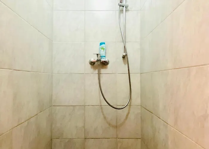 Spacious 5-bedroom For 11 Near Train Station דירה *
