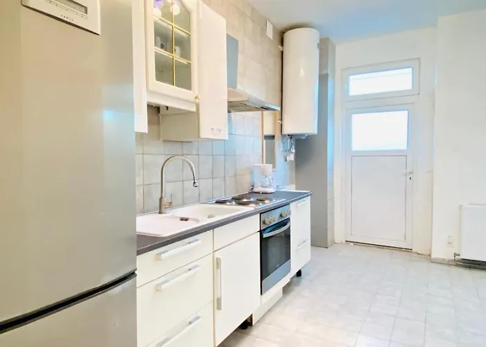 דירה Spacious 5-bedroom For 11 Near Train Station *