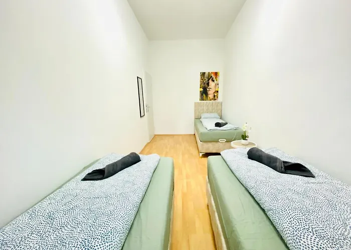 Spacious 5-bedroom For 11 Near Train Station *