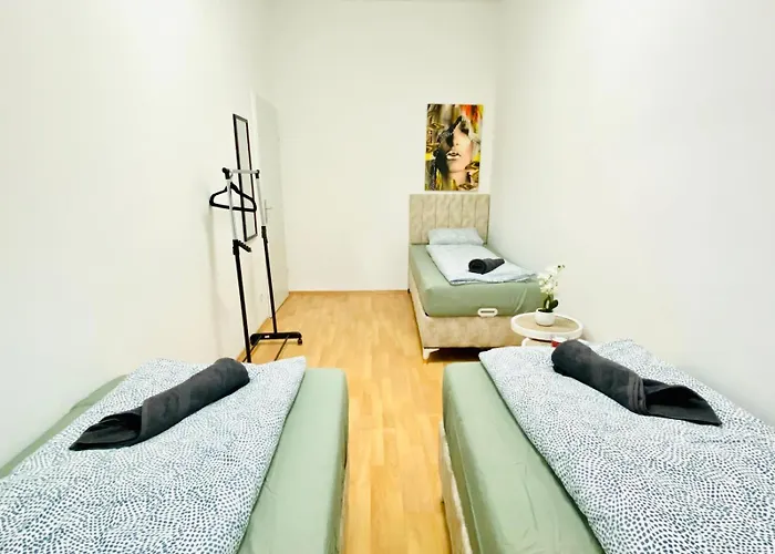 דירה Spacious 5-bedroom For 11 Near Train Station *