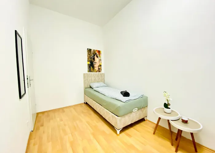 Spacious 5-bedroom For 11 Near Train Station דירה וינה