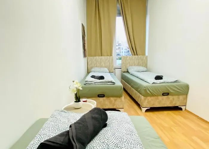 Spacious 5-bedroom For 11 Near Train Station