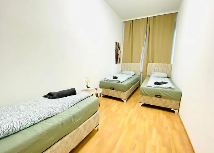 Spacious 5-bedroom For 11 Near Train Station *
