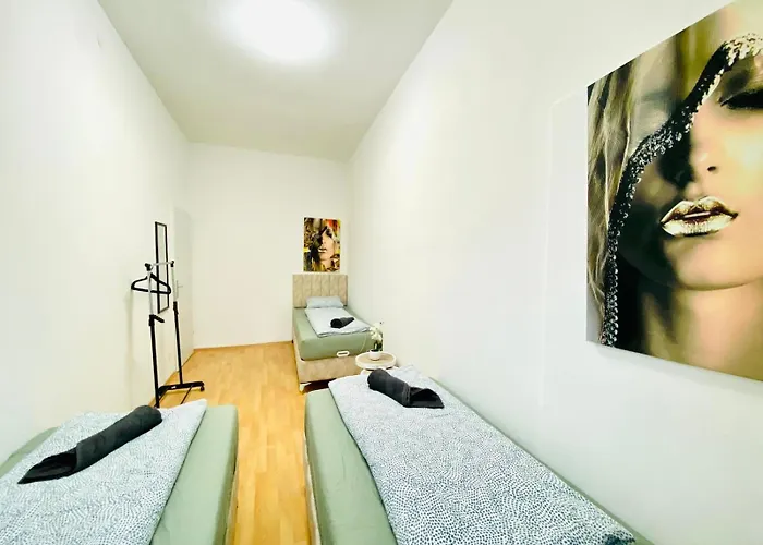 Spacious 5-bedroom For 11 Near Train Station וינה