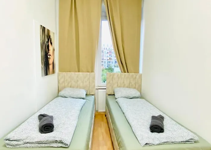 Spacious 5-bedroom For 11 Near Train Station * וינה