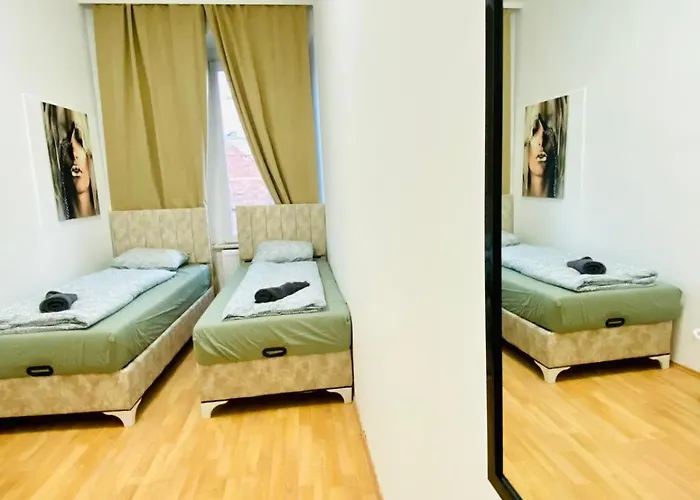 Spacious 5-bedroom For 11 Near Train Station דירה