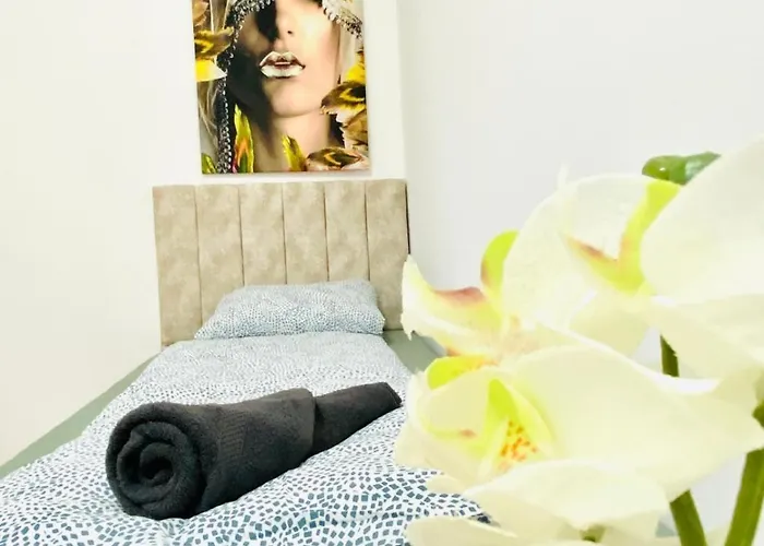 Spacious 5-bedroom For 11 Near Train Station דירה *