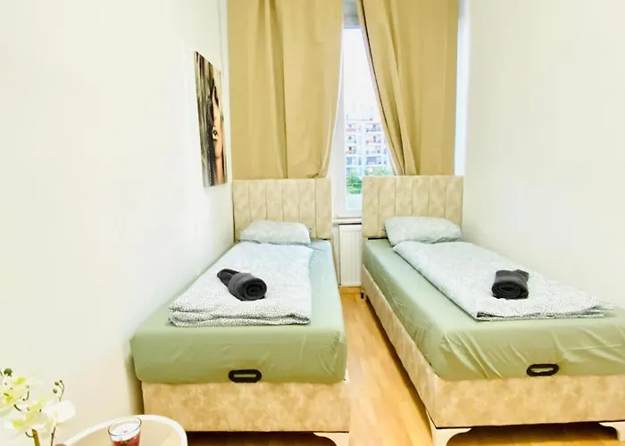 דירה Spacious 5-bedroom For 11 Near Train Station *