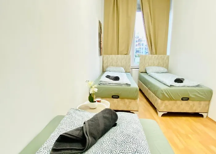 Spacious 5-bedroom For 11 Near Train Station *