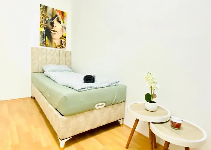 Spacious 5-bedroom For 11 Near Train Station *
