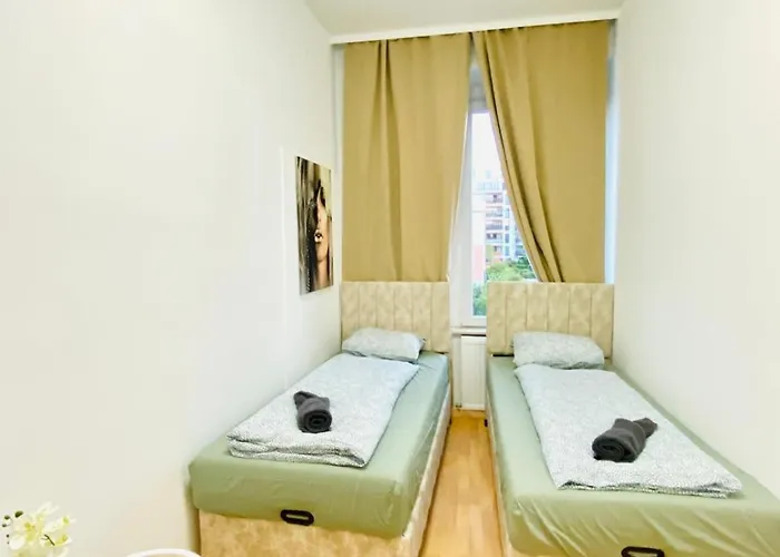 Spacious 5-bedroom For 11 Near Train Station וינה