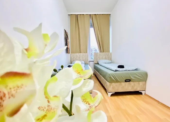 Spacious 5-bedroom For 11 Near Train Station דירה *