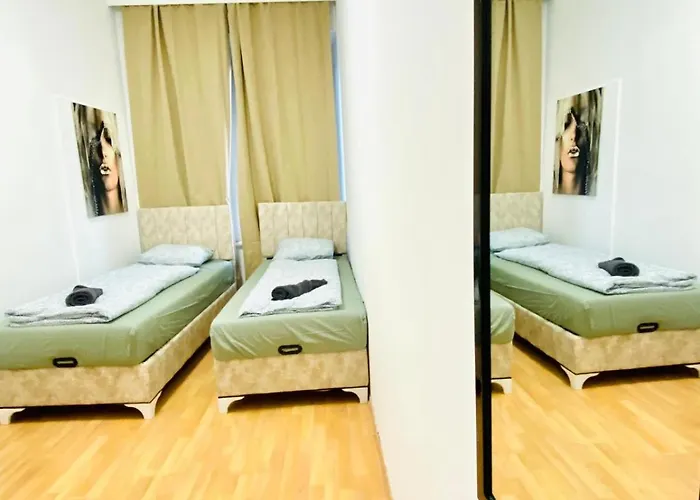 דירה Spacious 5-bedroom For 11 Near Train Station *