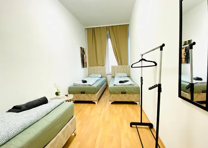 Spacious 5-bedroom For 11 Near Train Station דירה וינה