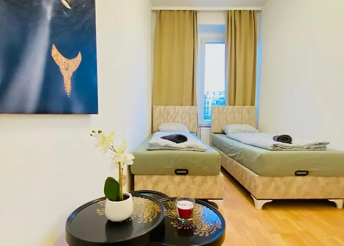 Spacious 5-bedroom For 11 Near Train Station