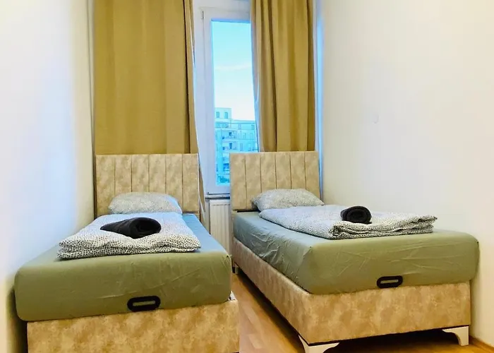 דירה Spacious 5-bedroom For 11 Near Train Station *