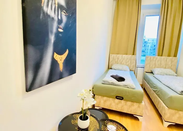 Spacious 5-bedroom For 11 Near Train Station