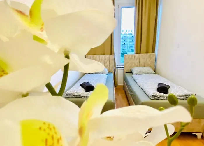 Spacious 5-bedroom For 11 Near Train Station דירה *