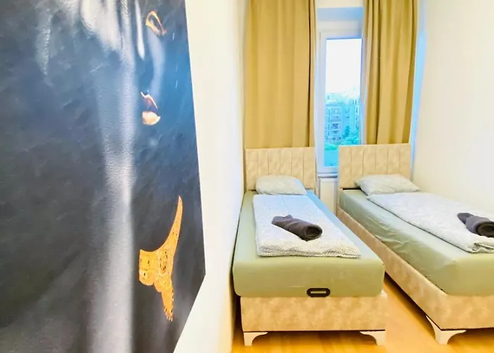 דירה Spacious 5-bedroom For 11 Near Train Station *