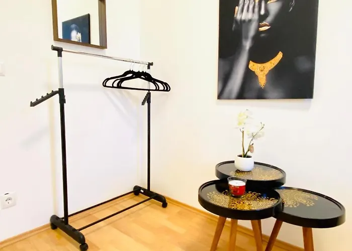 Spacious 5-bedroom For 11 Near Train Station