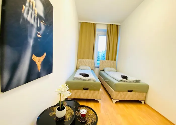 Spacious 5-bedroom For 11 Near Train Station דירה