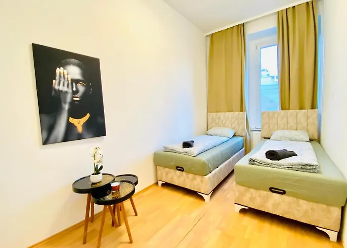 Spacious 5-bedroom For 11 Near Train Station דירה *