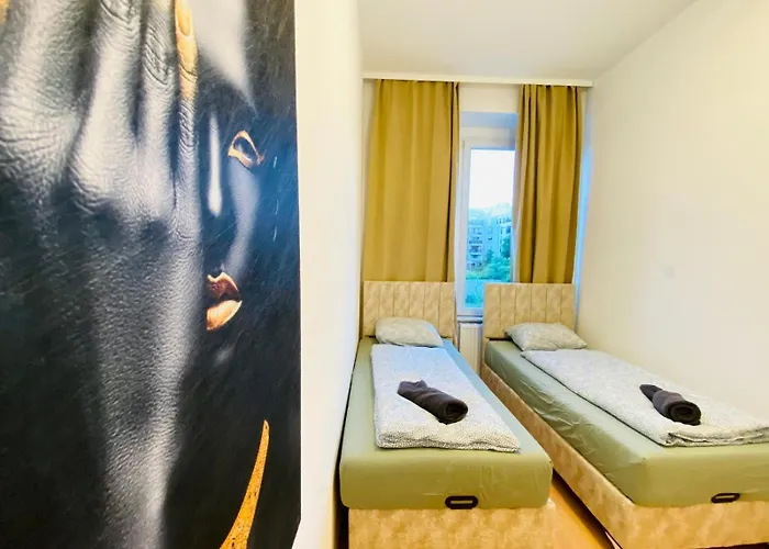 דירה Spacious 5-bedroom For 11 Near Train Station *