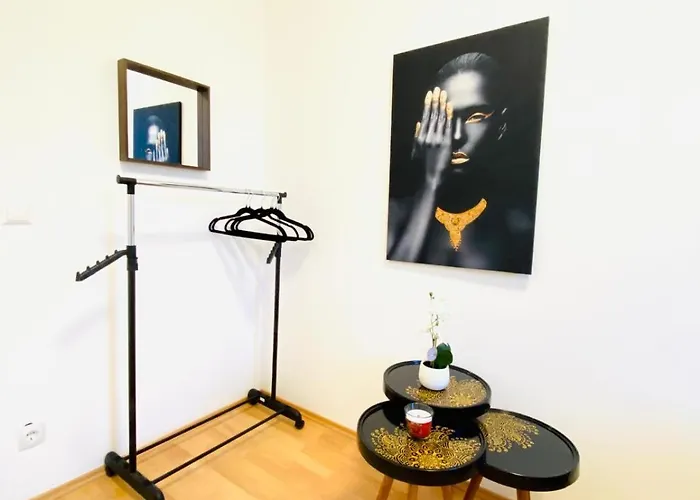 Spacious 5-bedroom For 11 Near Train Station דירה וינה