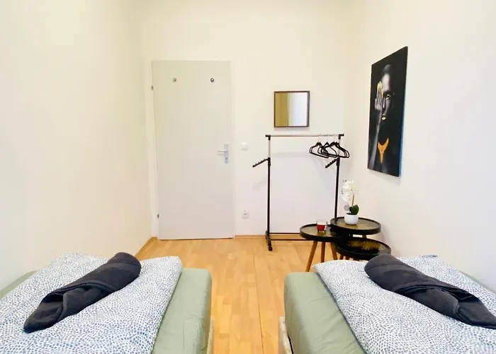 Spacious 5-bedroom For 11 Near Train Station *