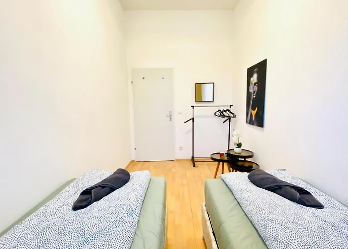 Spacious 5-bedroom For 11 Near Train Station דירה וינה