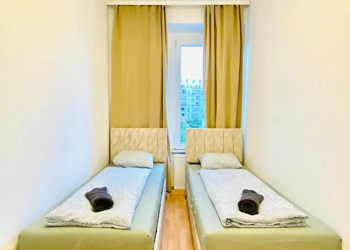 Spacious 5-bedroom For 11 Near Train Station *