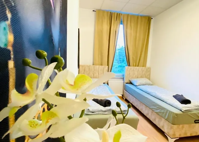 Spacious 5-bedroom For 11 Near Train Station וינה