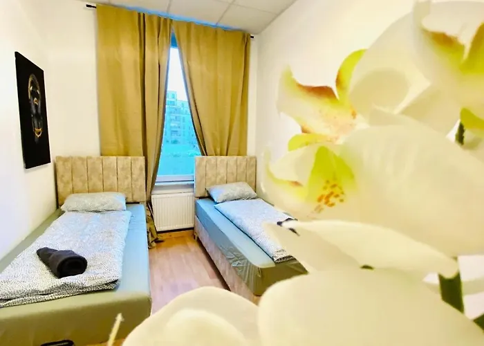 דירה Spacious 5-bedroom For 11 Near Train Station *