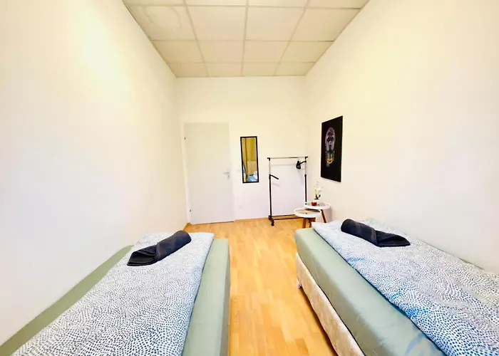 Spacious 5-bedroom For 11 Near Train Station דירה וינה