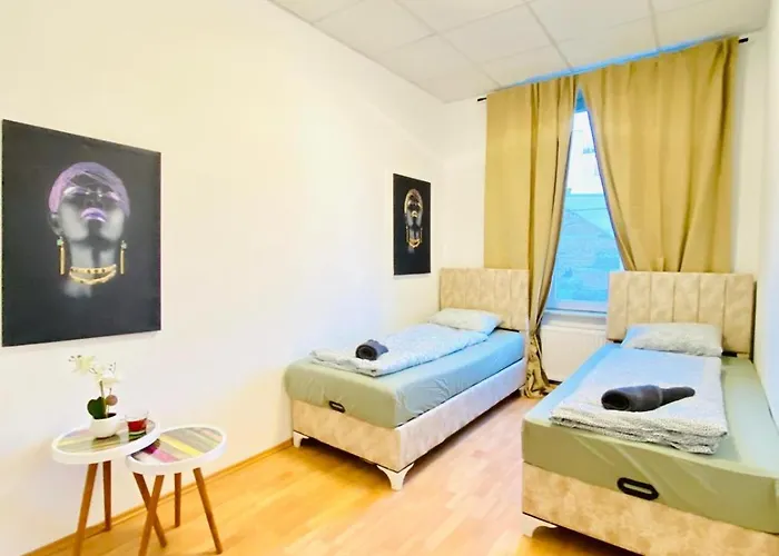 Spacious 5-bedroom For 11 Near Train Station *