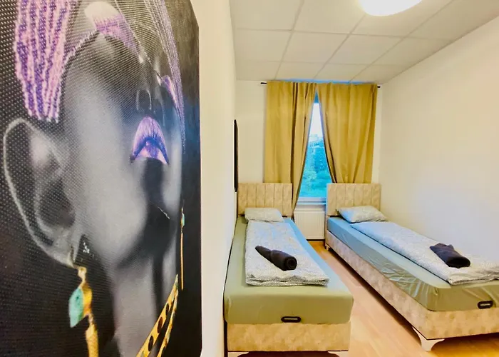 Spacious 5-bedroom For 11 Near Train Station דירה