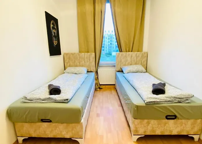 דירה Spacious 5-bedroom For 11 Near Train Station *