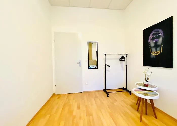 Spacious 5-bedroom For 11 Near Train Station וינה