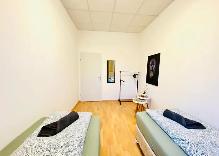 Spacious 5-bedroom For 11 Near Train Station *