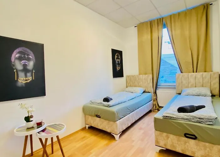 Spacious 5-bedroom For 11 Near Train Station דירה
