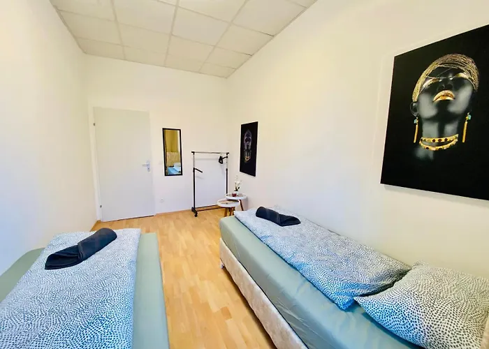 Spacious 5-bedroom For 11 Near Train Station *