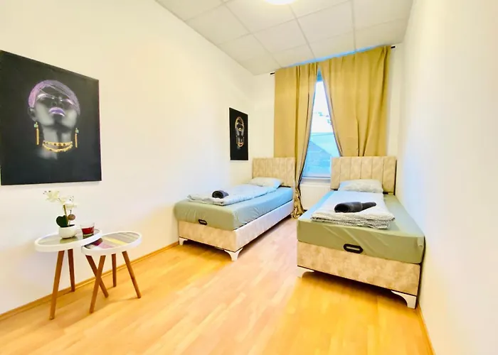Spacious 5-bedroom For 11 Near Train Station דירה וינה