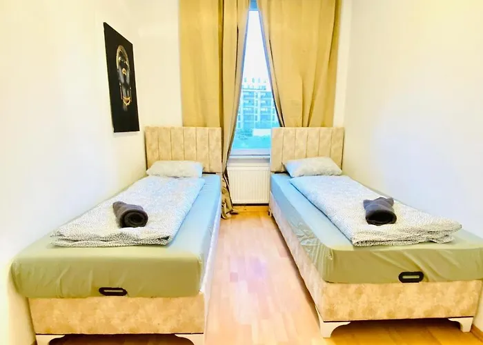 Spacious 5-bedroom For 11 Near Train Station וינה