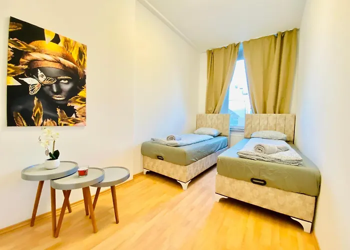 Spacious 5-bedroom For 11 Near Train Station