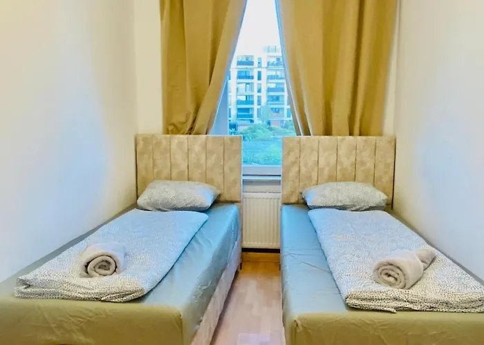 Spacious 5-bedroom For 11 Near Train Station דירה