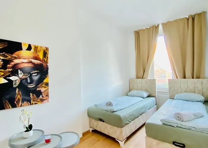 דירה Spacious 5-bedroom For 11 Near Train Station