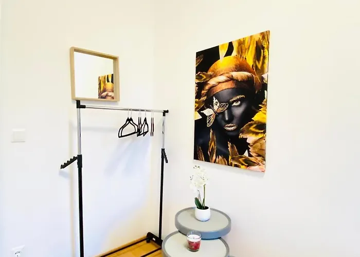 Spacious 5-bedroom For 11 Near Train Station דירה *