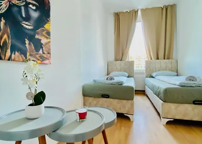 Spacious 5-bedroom For 11 Near Train Station * וינה